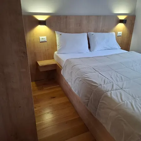 Apartament 40, Titova Vila, *