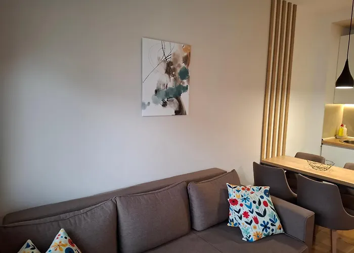 40, Titova Vila, * زلاتيبور