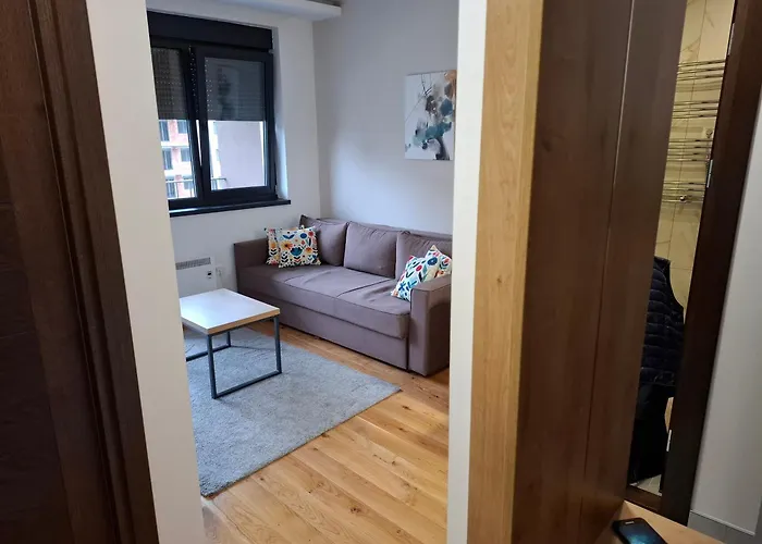 40, Titova Vila, * زلاتيبور